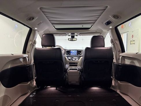 Used 2019 Chrysler Pacifica Limited w/ Tire & Wheel Group image 9