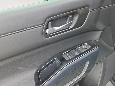 Used 2025 Nissan Pathfinder SL AWD/4WD image 10