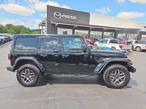 Used 2025 Jeep Wrangler Unlimited Sahara AWD/4WD image 6