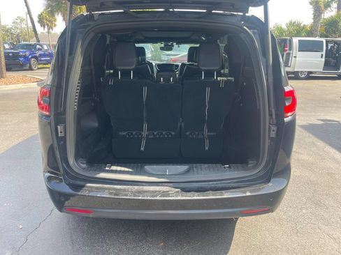 Used 2025 Chrysler Pacifica Limited FWD image 5