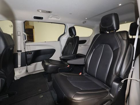 Used 2024 Chrysler Pacifica Touring-L image 20