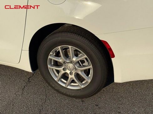 New 2026 Chrysler Pacifica Select image 4