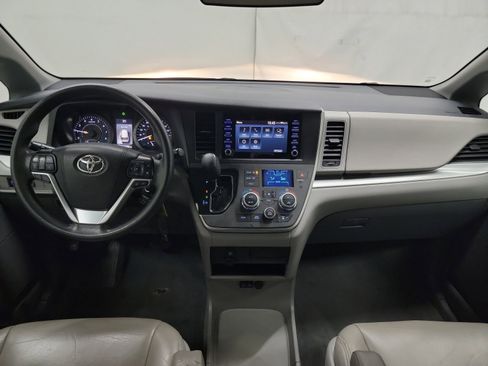 Used 2020 Toyota Sienna L image 15