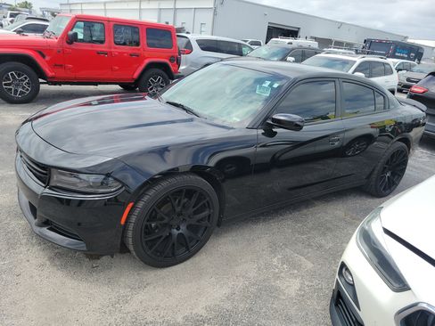 Used 2020 Dodge Charger SXT w/ Blacktop Package image 10
