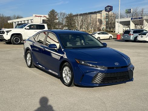 Used 2025 Toyota Camry LE image 3