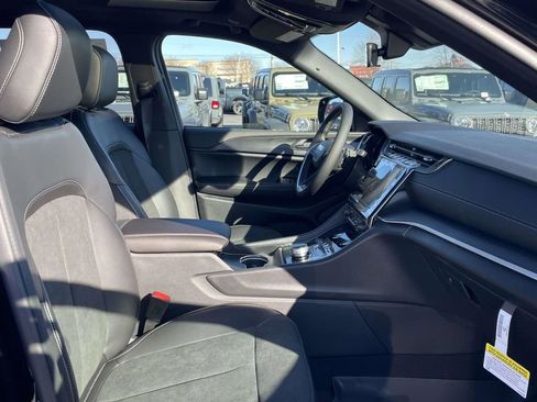 New 2025 Jeep Grand Cherokee Altitude image 15