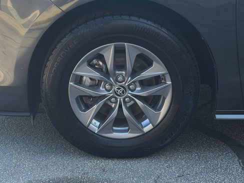 Used 2025 Toyota Sienna XLE FWD image 34
