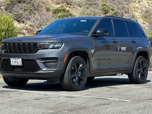 Used 2024 Jeep Grand Cherokee Altitude image 8