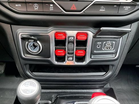 Used 2023 Jeep Wrangler Unlimited Sahara AWD/4WD image 17