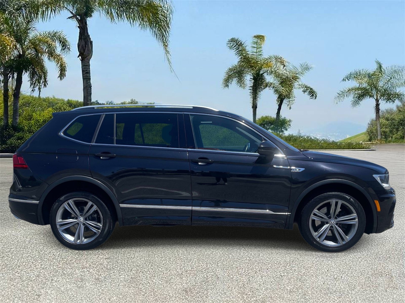 Used 2018 Volkswagen Tiguan SEL w/ R-Line Package FWD image 3