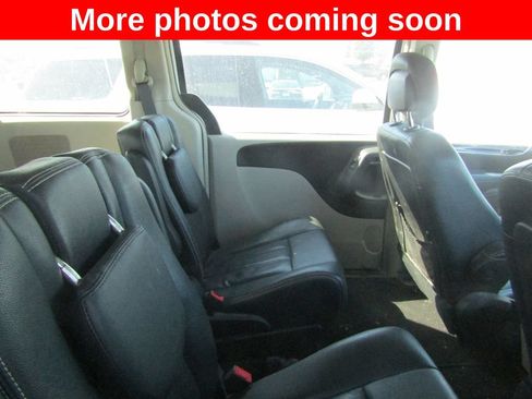 Used 2016 Chrysler Town & Country Touring FWD image 12