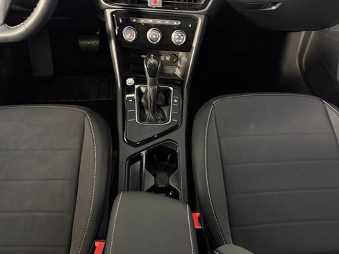 Used 2023 Volkswagen Taos SE w/ Panoramic Sunroof Package FWD image 19