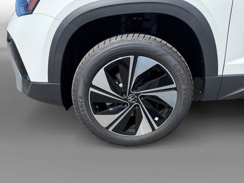 New 2026 Volkswagen Taos SE image 9