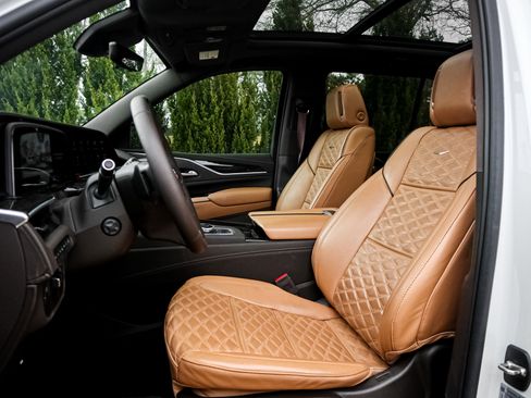 Used 2022 Cadillac Escalade Premium Luxury image 7