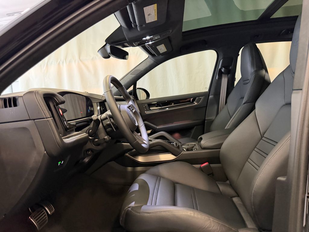 Certified 2025 Porsche Cayenne Turbo AWD/4WD image 5