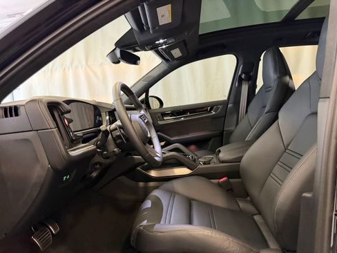 Used 2025 Porsche Cayenne Turbo AWD/4WD image 5