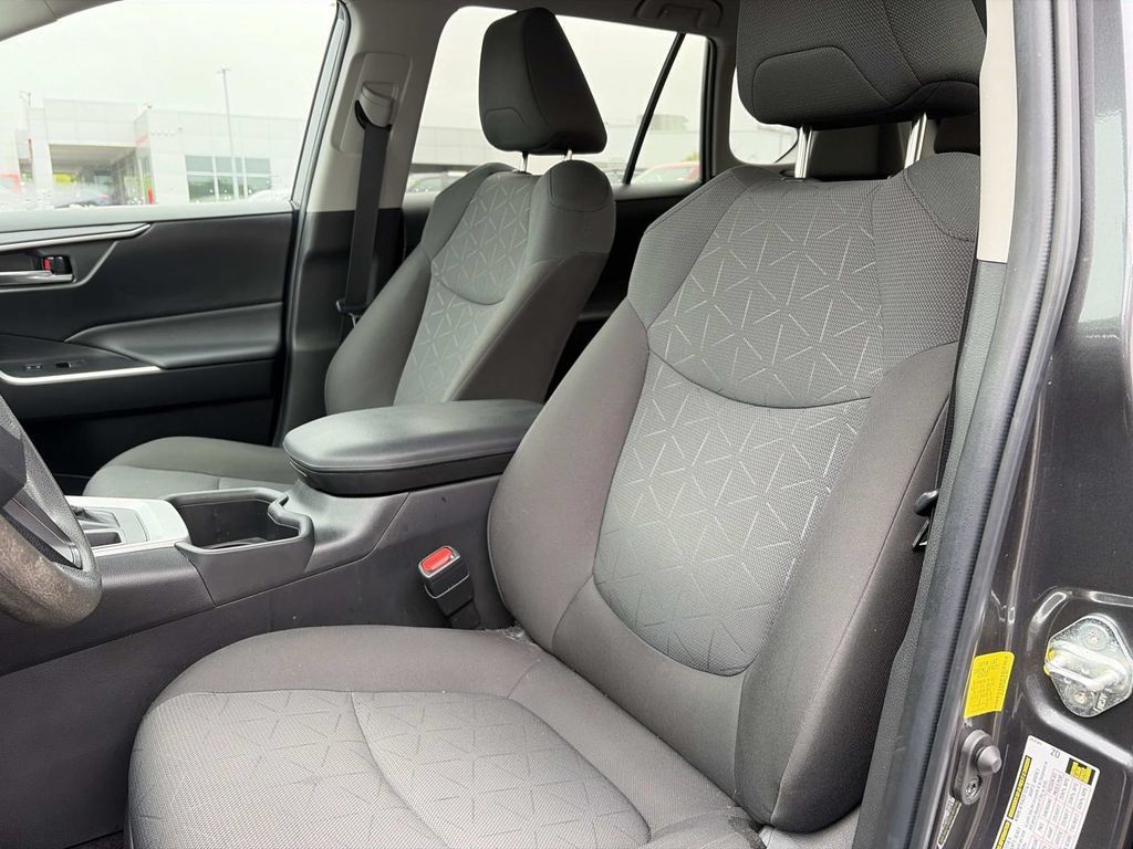 Used 2023 Toyota RAV4 XLE AWD/4WD image 18