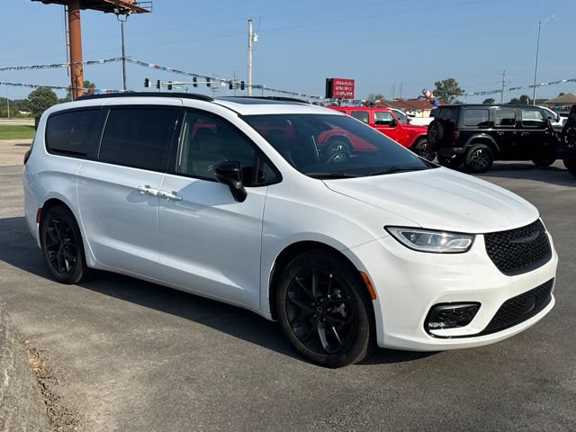 Used 2025 Chrysler Pacifica Limited FWD image 6