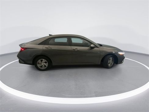 Used 2025 Hyundai Elantra SE image 5
