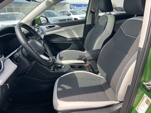 Used 2025 Volkswagen Taos SE w/ Panoramic Sunroof Package image 18