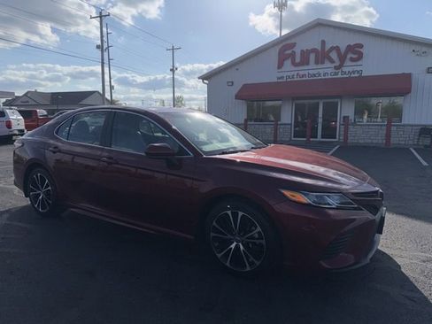 Used 2018 Toyota Camry SE FWD image 1