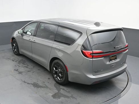 Used 2022 Chrysler Pacifica Limited w/ Uconnect Theater Family Group image 25