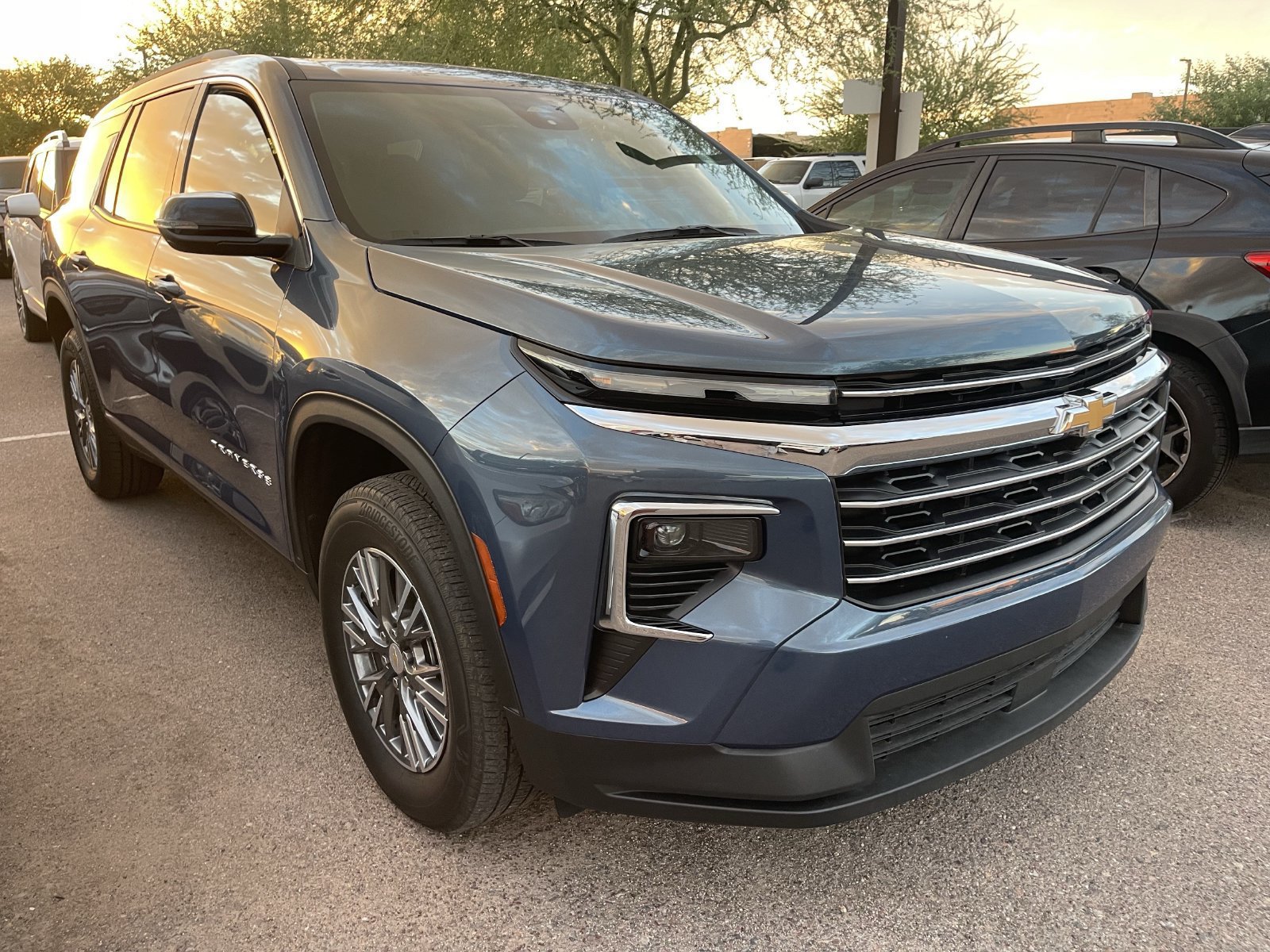 Used 2025 Chevrolet Traverse LT FWD image 3