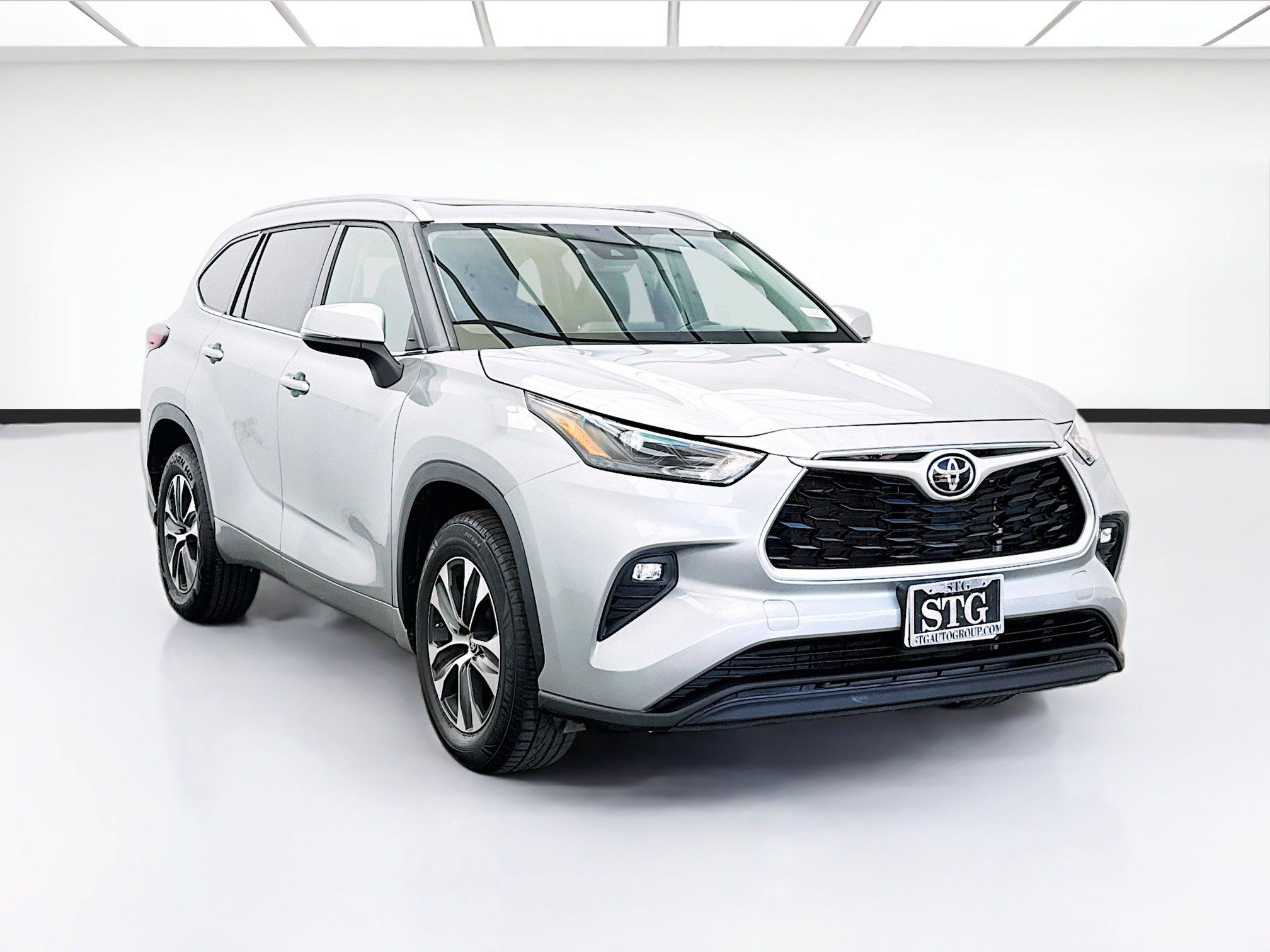 Used 2022 Toyota Highlander XLE FWD image 3