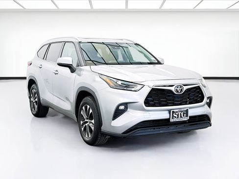 Used 2022 Toyota Highlander XLE FWD image 3
