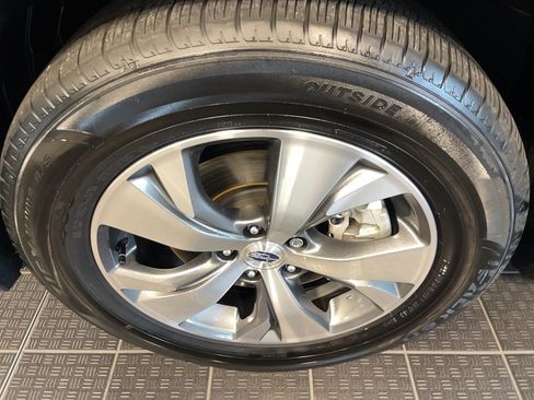 Used 2024 Subaru Ascent Premium w/ Convenience Package image 5