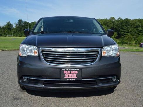 Used 2015 Chrysler Town & Country Touring FWD image 3