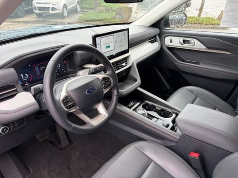 Used 2025 Ford Explorer Active w/ Active Comfort Package RWD image 6