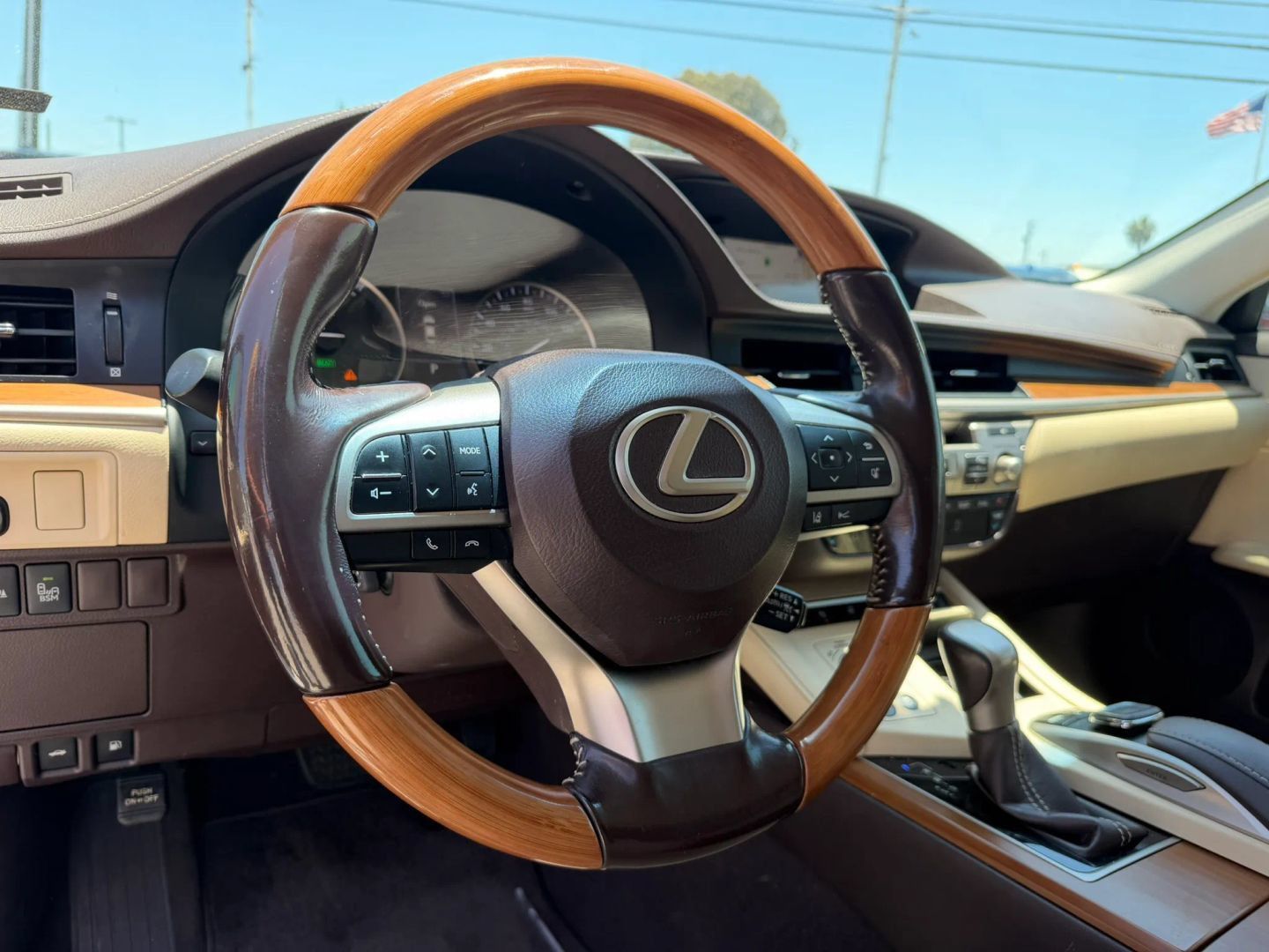Used 2016 Lexus ES 300h w/ Luxury Package w/Wood Trim FWD image 11