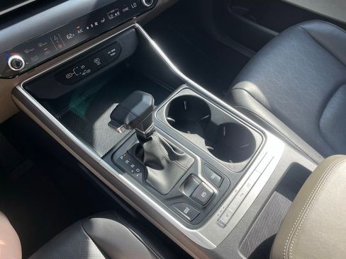 Used 2025 Kia Carnival FWD image 25