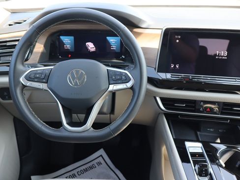 Used 2024 Volkswagen Atlas SE AWD/4WD image 12