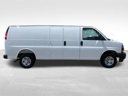 New 2026 Chevrolet Express 3500 Extended RWD image 4