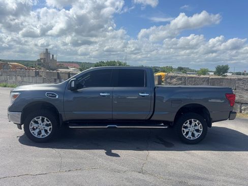 Used 2019 Nissan Titan SV w/ SV Convenience Package AWD/4WD image 3