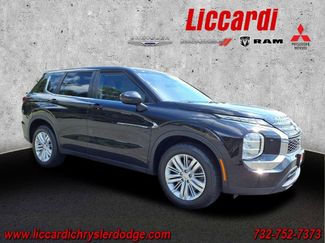 Used 2023 Mitsubishi Outlander ES image 1