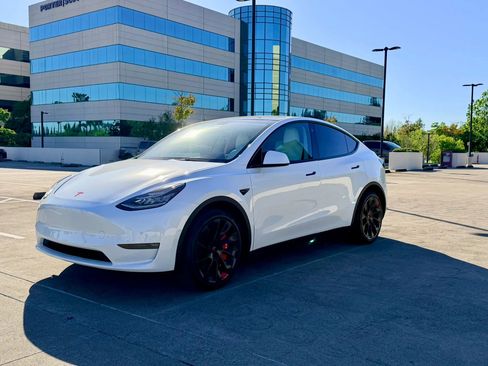 Used 2022 Tesla Model Y Long Range image 14