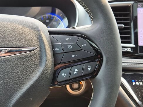 Used 2025 Chrysler Pacifica Limited FWD image 31