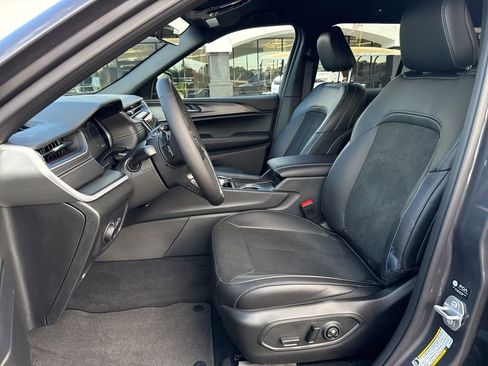 New 2025 Jeep Grand Cherokee Altitude image 21