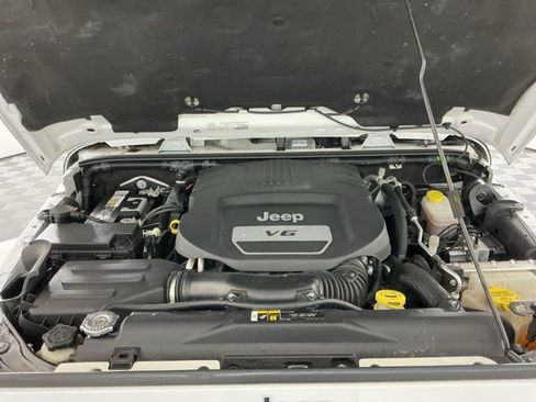 Used 2017 Jeep Wrangler Unlimited Sahara w/ Connectivity Group image 27