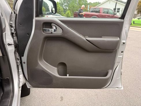 Used 2013 Nissan Frontier SV RWD image 16