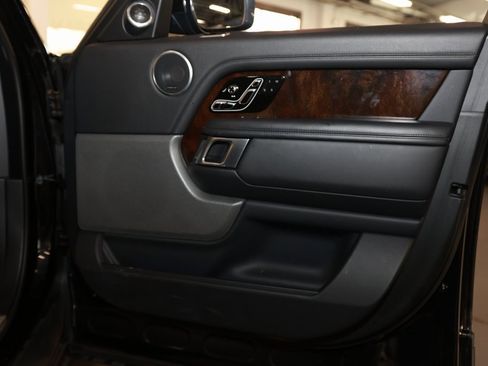Used 2019 Land Rover Range Rover HSE image 18