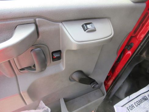 Used 2017 GMC Savana 3500 image 31