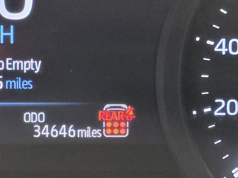 Used 2025 Toyota Sienna LE image 2