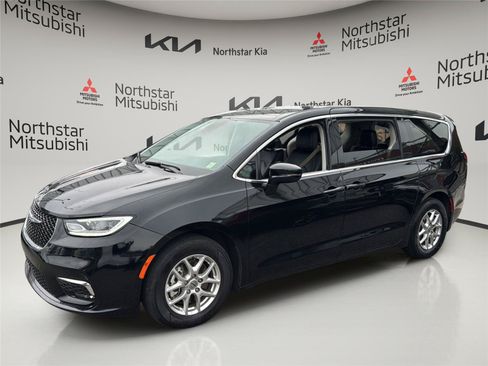 Used 2024 Chrysler Pacifica Touring-L FWD image 1