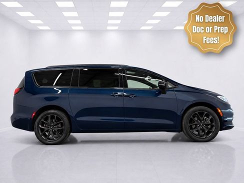 Used 2023 Chrysler Pacifica Limited w/ Uconnect Theater Family Group AWD/4WD image 1