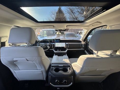 Used 2025 Ford Expedition Platinum image 25