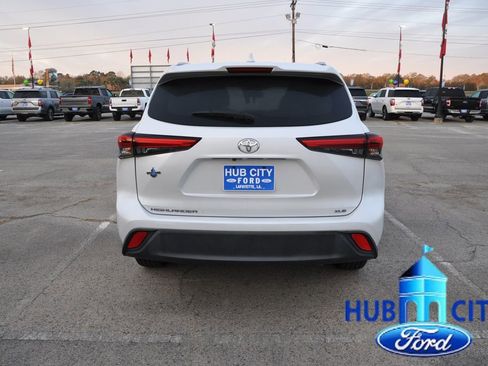 Used 2023 Toyota Highlander XLE image 4